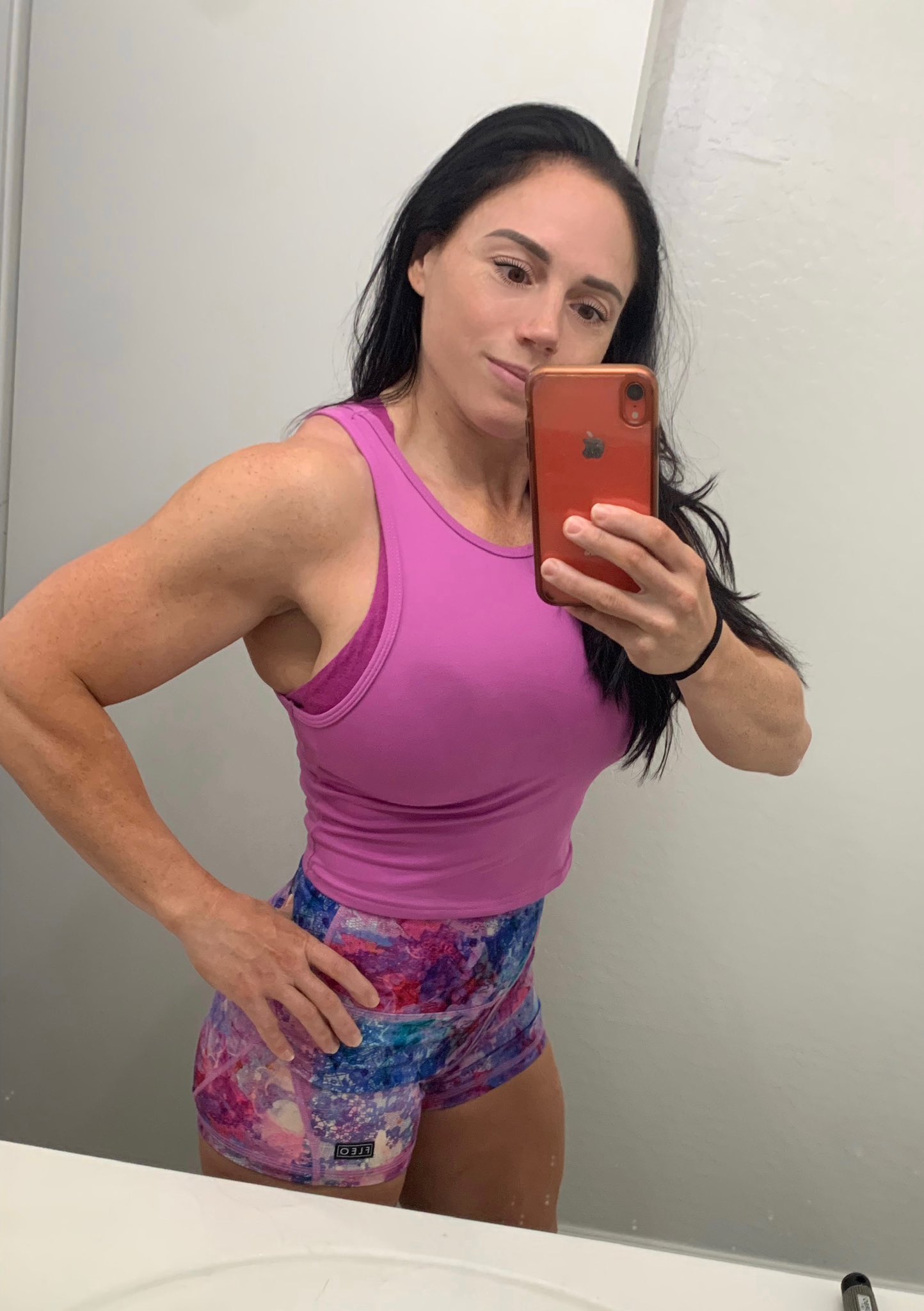 Vanessa Arizona on X: Pre gym selfie 📸 Who wants to workout with me?  💪🏻😜 #hotwife #gym #workout #fitwomen #muscle t.cooZTVebz58G  X