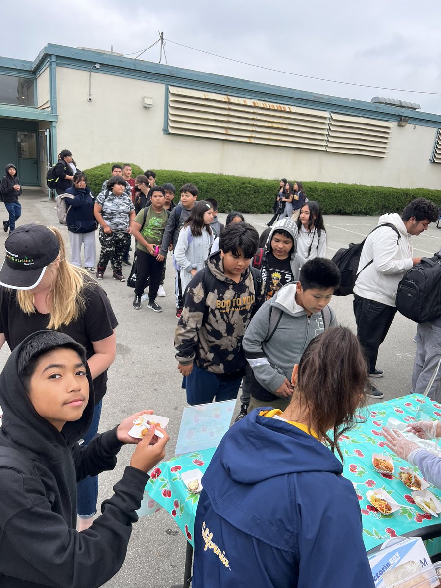 EAHallMS's tweet photo. Baked potatoes during break time! https://t.co/NkUFaU8EtN