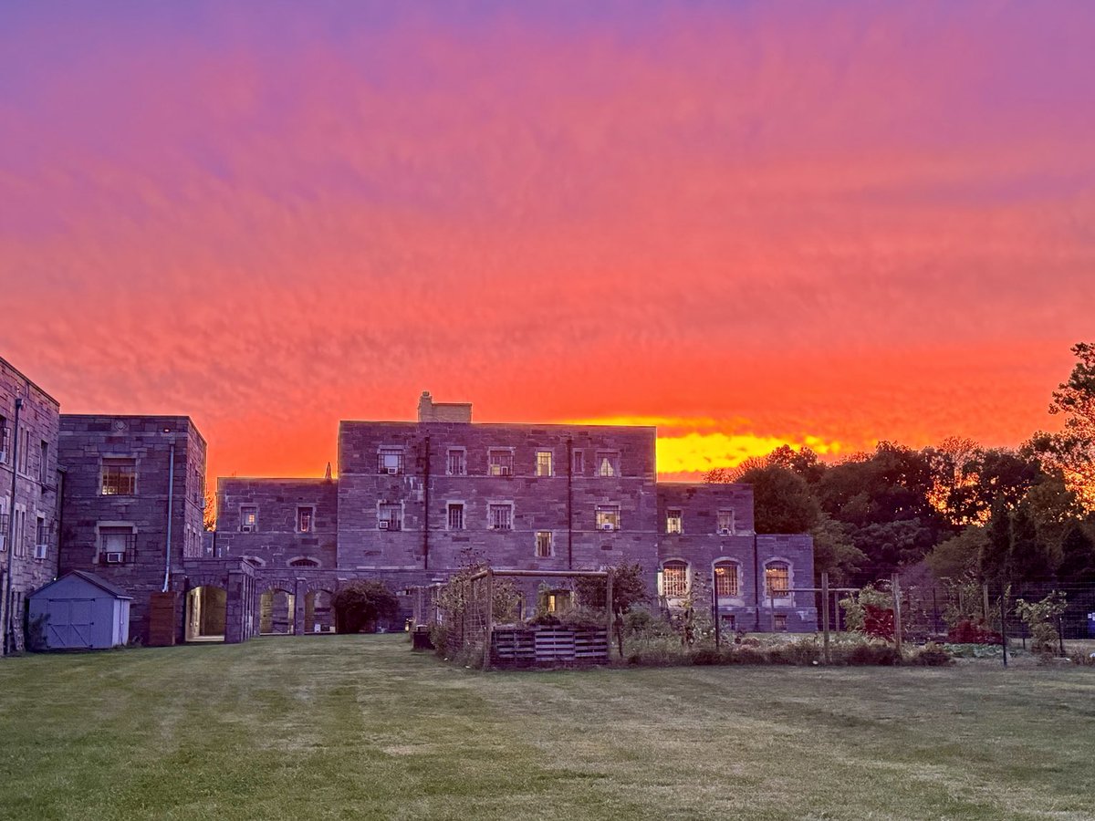 jenkinsronny's tweet photo. Curley Hall this evening ⁦@CatholicUniv⁩ https://t.co/D7t5hyMKcN