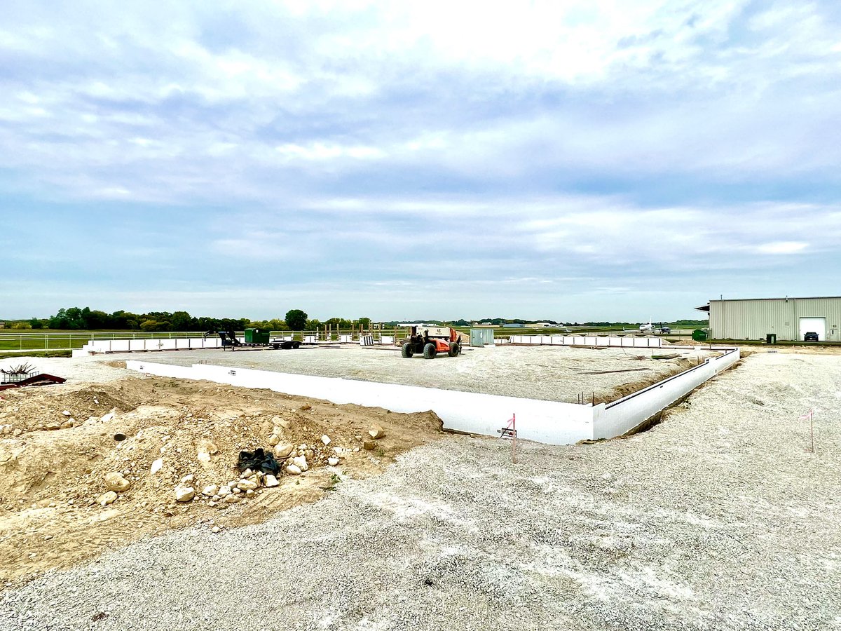 And the hangar begins 🛩️🛫🚧🏗️ KUES