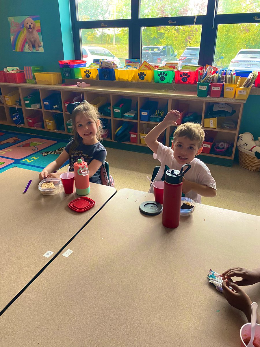 Kinder_Dogs's tweet photo. Learning about apples is so fun and yummy!🍏 🍎 https://t.co/pPmA0F7Mnd
