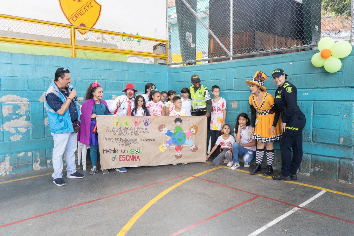 lauracabreraps's tweet photo. Le metimos un golazo ⚽️a la ESCNNA desde la cancha de Santo Domingo con las niñas, niños y adolescentes del barrio, la Unidad de Niñez, @buencomienzomed y nuestra @PoliciaMedellin de infancia y adolescencia. https://t.co/KpJgBoWVTB