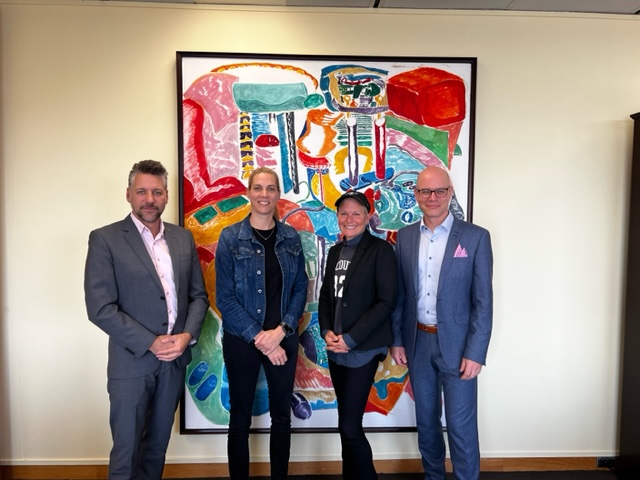 CAPACOA's tweet photo. We are grateful to have met with the Hon. Pascale St-Onge, Minister of @CdnHeritage to talk about #PerformingArts presenting. There couldn’t be a better way to kick off the National Action Week for the #FutureOfLIVE ☀️#NationalActionWeek23 #PerformingArts #Canada https://t.co/Zgm3iQ2I28