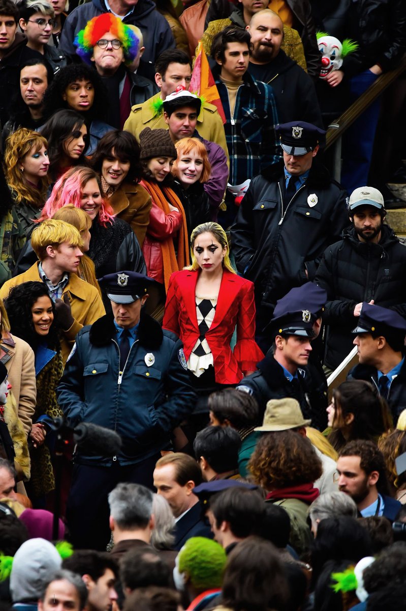 Figurante de 'Joker: Folie à Deux' revela que todos ficavam impressionados com Lady Gaga no set do filme:

'Ela brilhava em cada cena, emocionava a todos com improvisações vocais e até surpreendeu ao se pendurar em uma grade de segurança, deixando a equipe boquiaberta, pois