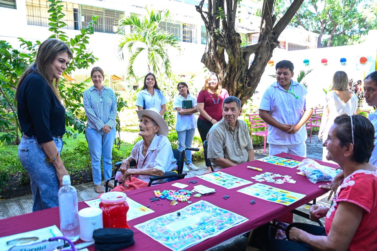 RosyUrbinaTap's tweet photo. En unidad con la presidenta Honorífica del SDIF Municipal, Irene Rubiera Urbina, participamos en la conmemoración del #DíaMundialDelAlzheimer, celebración que nos invita a ser solidarios y empáticos con quienes tienen este padecimiento.

#TapachulaAvanza 🫶🏻 https://t.co/ALrmylNsn2