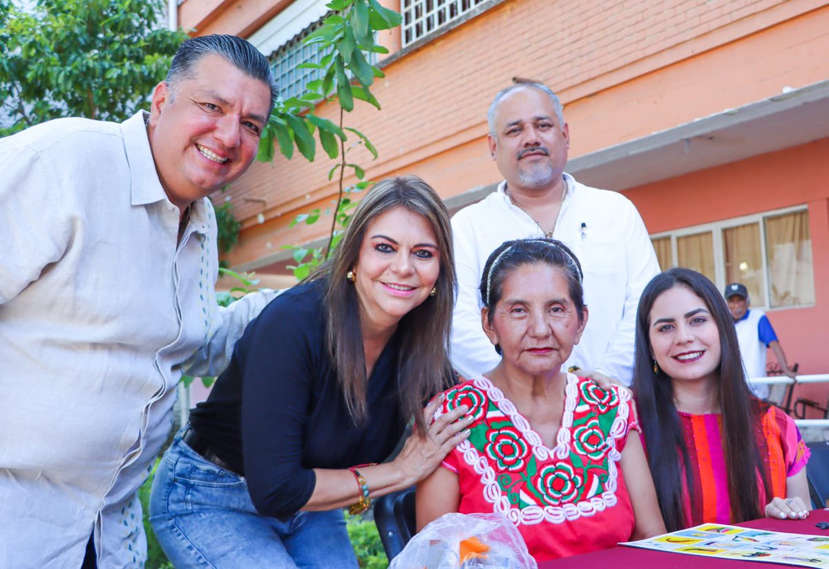 RosyUrbinaTap's tweet photo. En unidad con la presidenta Honorífica del SDIF Municipal, Irene Rubiera Urbina, participamos en la conmemoración del #DíaMundialDelAlzheimer, celebración que nos invita a ser solidarios y empáticos con quienes tienen este padecimiento.

#TapachulaAvanza 🫶🏻 https://t.co/ALrmylNsn2