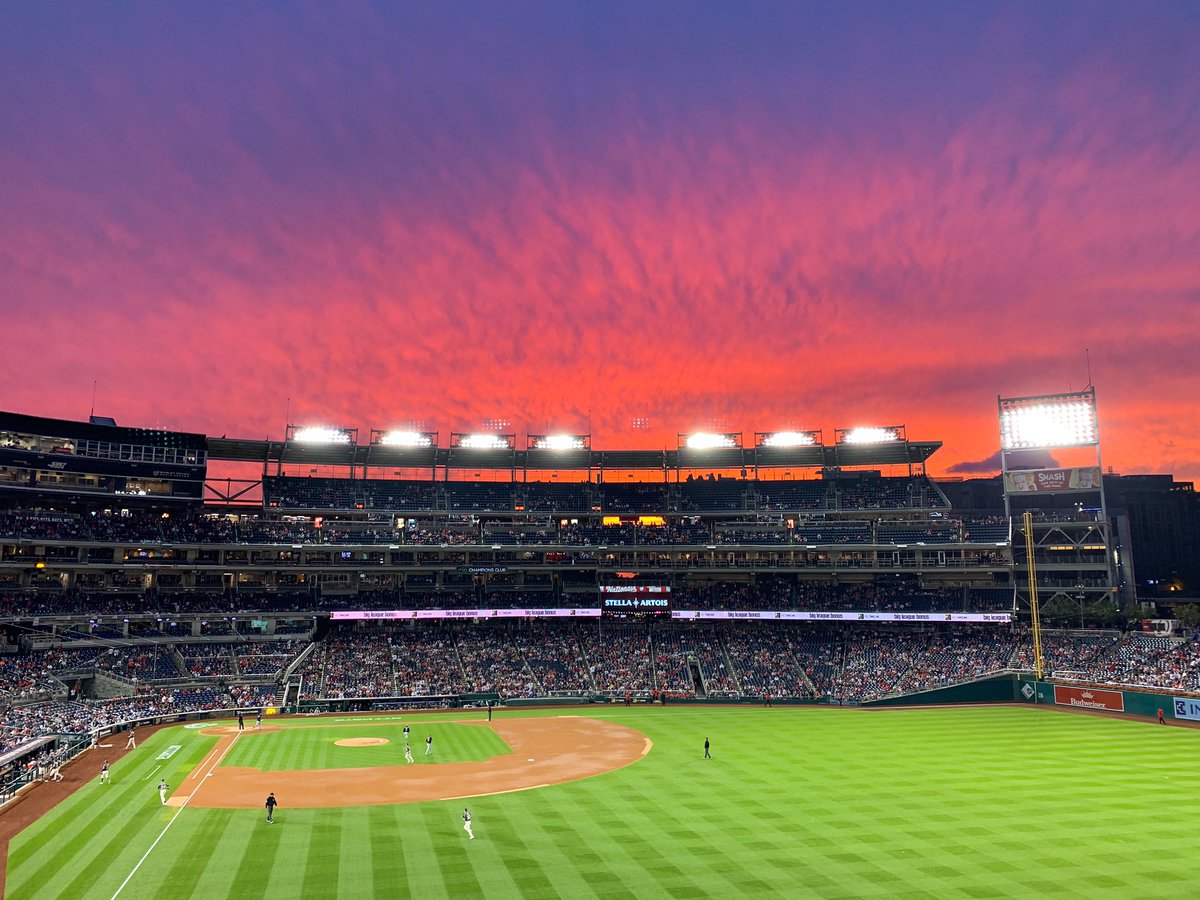Big night for “look at the sky!” girls in D.C. 😍 <a href="/capitalweather/">Capital Weather Gang</a> <a href="/dougkammerer/">Doug Kammerer</a>