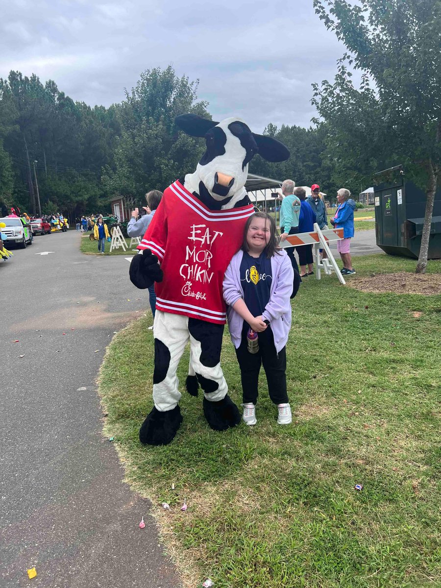 vancecharter's tweet image. Vance Charter traditions are strong and sure are special!

Our annual Homecoming Parade, Picnic and Pep Rally were fantastic!Vance Charter spirit is the absolute best!

Go KNIGHTS!!  Blue and Gold!!