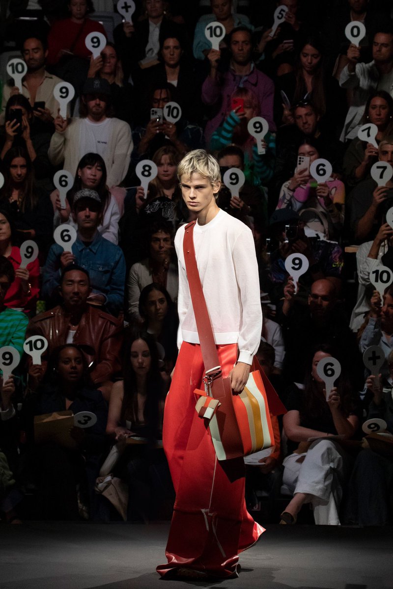 jacquemusx's tweet image. Sunnei had their audience judge the looks in real time 🤭