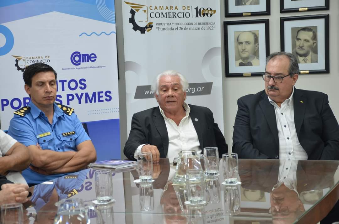 fechacochaco's tweet image. #ReuniónDeTrabajo | Desde la Secretaría de Producción de nuestra entidad propiciamos una reunión con autoridades del Poder Judicial y las fuerzas de la @PoliciaChaco, @PrefecturaNaval y @gendarmeria para abordar problemáticas que afectan al sector productivo de la provincia.