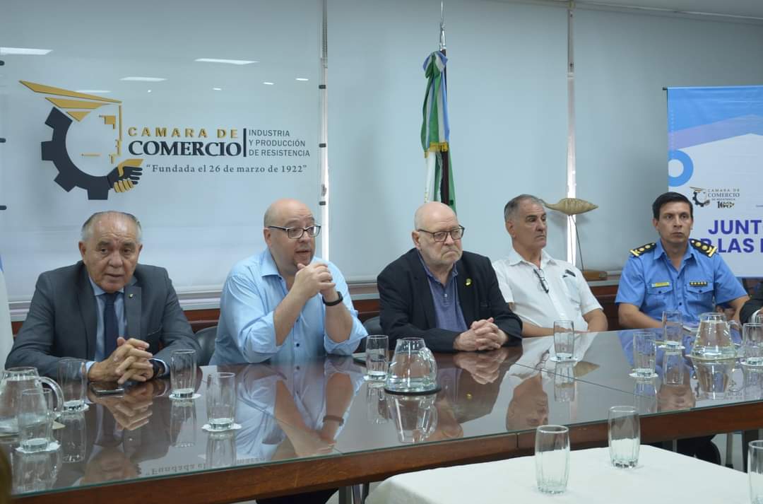 fechacochaco's tweet image. #ReuniónDeTrabajo | Desde la Secretaría de Producción de nuestra entidad propiciamos una reunión con autoridades del Poder Judicial y las fuerzas de la @PoliciaChaco, @PrefecturaNaval y @gendarmeria para abordar problemáticas que afectan al sector productivo de la provincia.