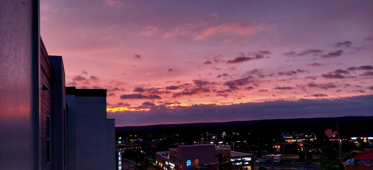 Looking westward, the view is beautiful. But the rain is falling and the storm coming from the east is already kickin' in. 🤨

( cc <a href="/wralweather/">wralweather</a> )

#NCWX
