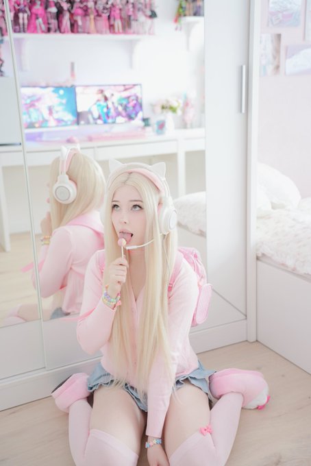 What is your favourite sweet? :3 Mines lollipop! ?? https://t.co/QX483AApdD