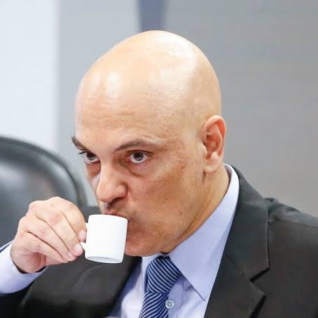 🚨 Urgente: l  Alexandre de Moraes manda prender novamente morador da Serra após vídeo com ofensas e xingamentos. Conhecido como 'Patriota Capixaba', Marcos Soares não mostrou arrependimento após sair da Papuda e dirigiu termos como 'bandido', 'vagabundo' e outros insultos
