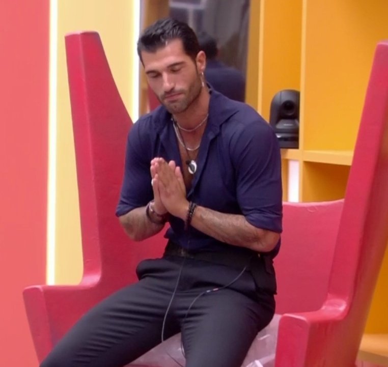 ConBatayPeineta's tweet image. A Michael le dais el Nobel de la Paz, Príncipe de Asturias de la Concordia, un honoris Causa y la tarjeta descuento del Carrefour,media noche consolando a Albert y ahora a Ines jurandole q la espera el Daniel
Nos salió por primera vez Buenísimo el Italiano 🥲
#GHVIP22S
#GHVIP23S