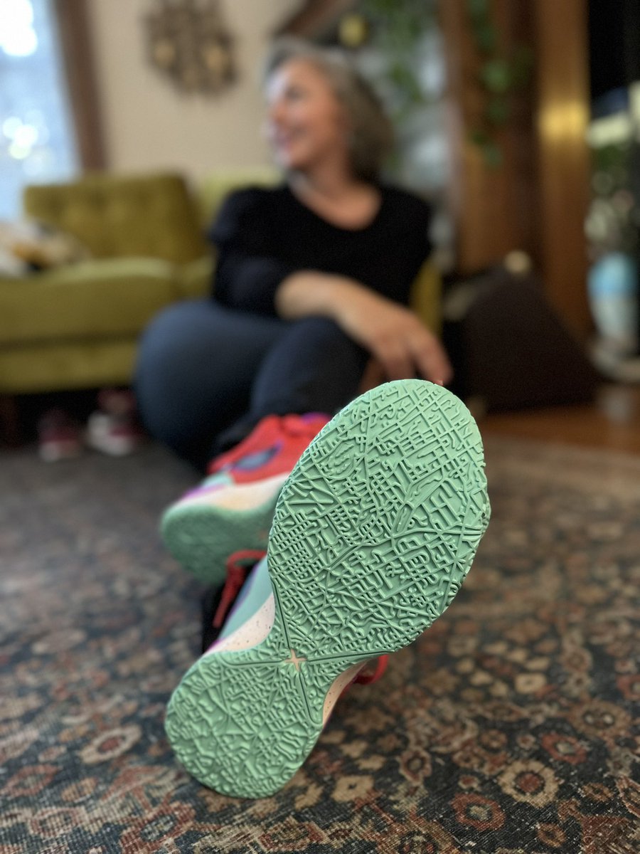 I got the new Lebron Nikes w the map of Akron on the soul and I will NEVER be lost again. Just follow the tracks and return me home. <a href="/KingJames/">LeBron James</a> @nike #nkkt #akronsoul #akronite