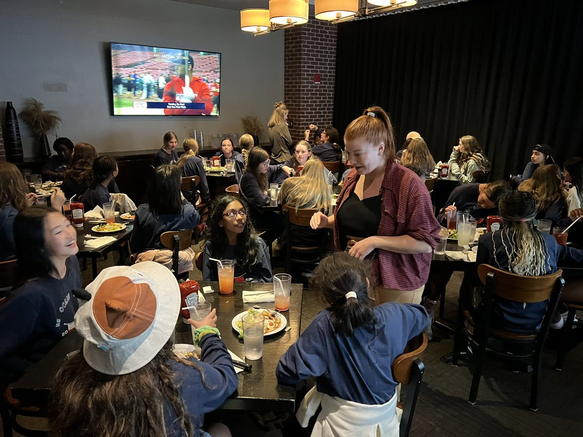 HB7CapeCod's tweet image. We had fun dinner with HB alumnae, and the girls enjoyed hearing stories from their 7th grade Cape Cod trips. We’re now on the road back home! Check back for updates about our arrival time to HB.