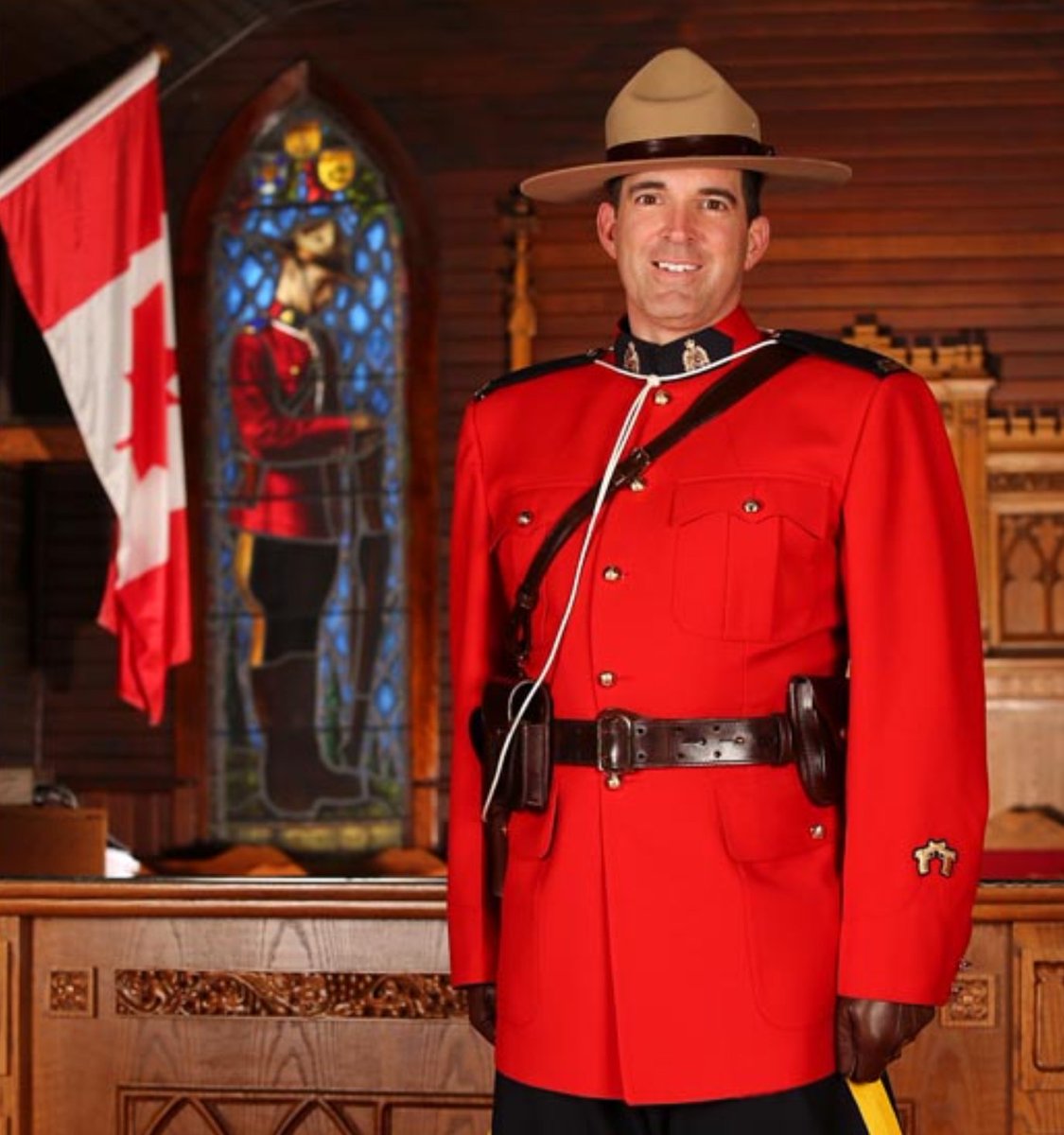 On behalf of #VPD our heartfelt condolences to the family, friends & colleagues of @RidgeRCMP Cst. Rick O'Brien who was tragically killed in the line of duty - your #PoliceFamily across #Canada is mourning & stands with you @rcmpgrcpolice @BCRCMP @npffpn #LODD #EOW @VancouverPD