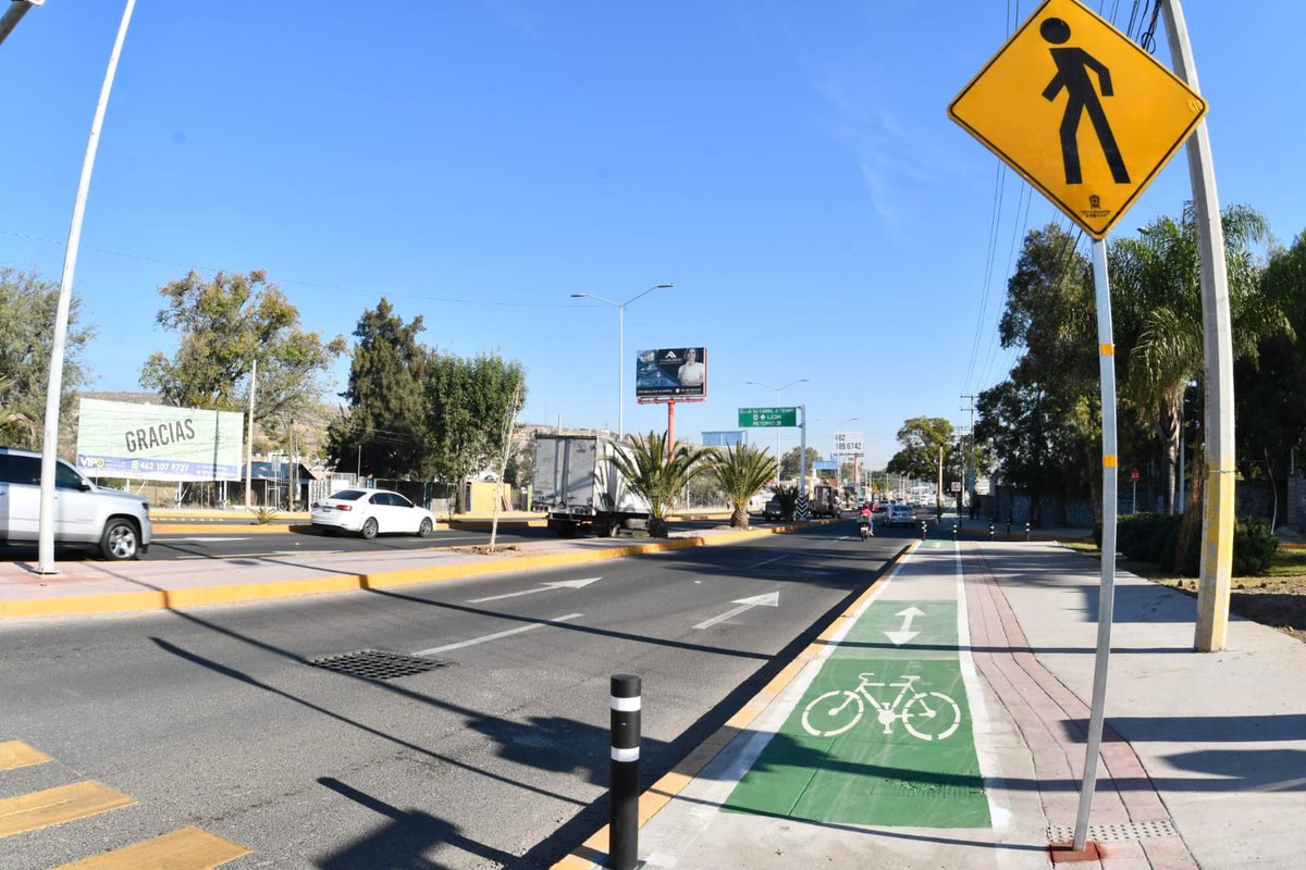 🚦La semaforización en el primer cuadro de la ciudad y vialidades principales, consolida la implementación de estrategias para mejorar la movilidad veicular para todas y todos. Con #LaSumaDeTodos avanzamos #ConPasoFirme como un Gobierno Trabajador. 👊🏻 #Irapuato2doInforme