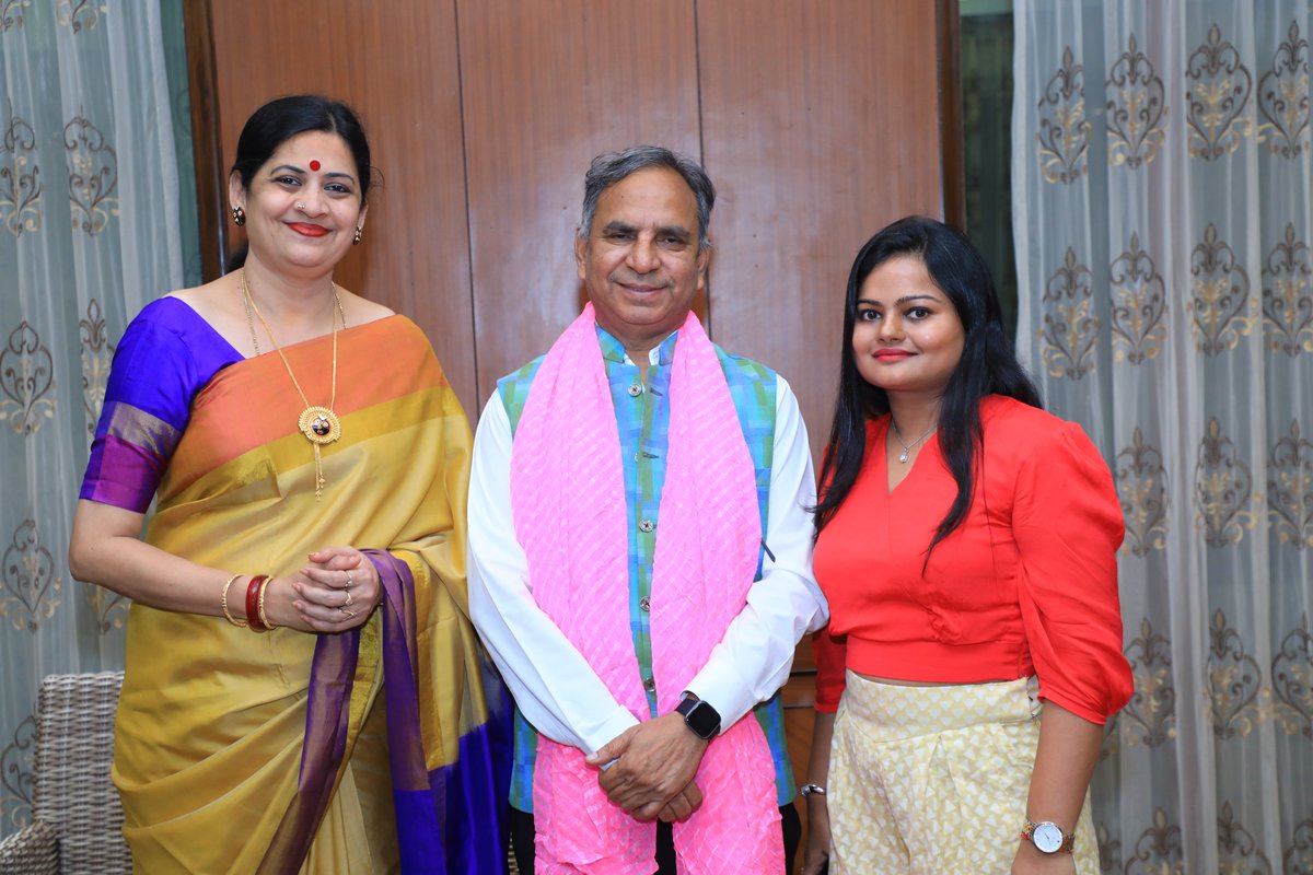 Author #AnilKumarSharma engrossed the audience in the @Kalam_East #Bhubaneswar He was in conversation with @RamalakshmiVed2. Welcome note and thank you note was addressed by @nidhiga89520014 #EhsaasWomenOfBhubaneswar @ehsaaswomen @MAYFAIR_Hotels #PrabhaKhaitanFoundation