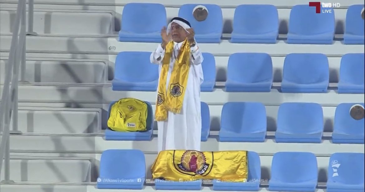 gha_1979's tweet image. لفت انتباهي ان هالشخص حاضر في مباراة قطر والاهلي في بطولة اوريدو وكان بروحه فالملعب ! ومب غريبه عليه دايما يحضر وماعمري شفت مباراة ل نادي قطر وماكان فالملعب ..  يستاهل التكريم من وزارة الرياضه والشباب وهذا اقل شي بحقه والله ، رغم كبر سنه الا انه قاعد يحضر وبروحه وهذا كله من حبه…