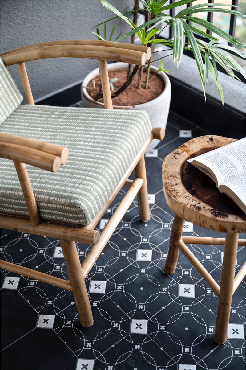 studioipsa's tweet image. Love how the dark and stark contrasts with the warm brown bamboo tones ❤️

This balcony revels in a vibe that is moody and relaxed 🥰

#StudioIpsa #BalconyDesign #OutdoorFurniture #InteriorDesigner #Inspiration #InteriorDesignStudio #DesignInspiration