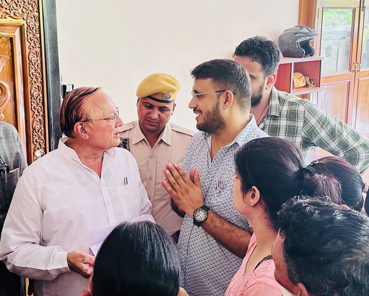 अध्यापकों के तबादलों ,MGGS में शिक्षकों की प्रतिनियुक्ति जल्द करवाने और #प्राध्यापक_वरिष्ठ_अध्यापक_भर्ती_परीक्षा का जल्द परिणाम जारी करवाकर #आंचार_संहिता से पहले नियुक्ति करवाने की माँग को लेकर शिक्षा मंत्री <a href="/DrBDKallaINC/">Dr. Bulaki Das Kalla</a> जी मुलाक़ात की !!