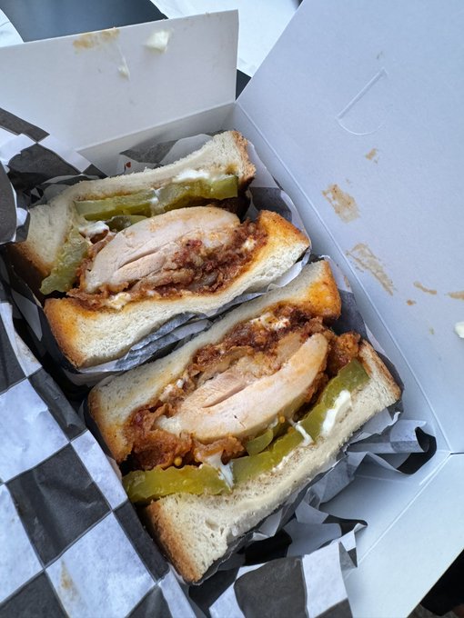 The chicken sandwich pop up on Sawtelle was worth a try https://t.co/w3p1lCmxuY