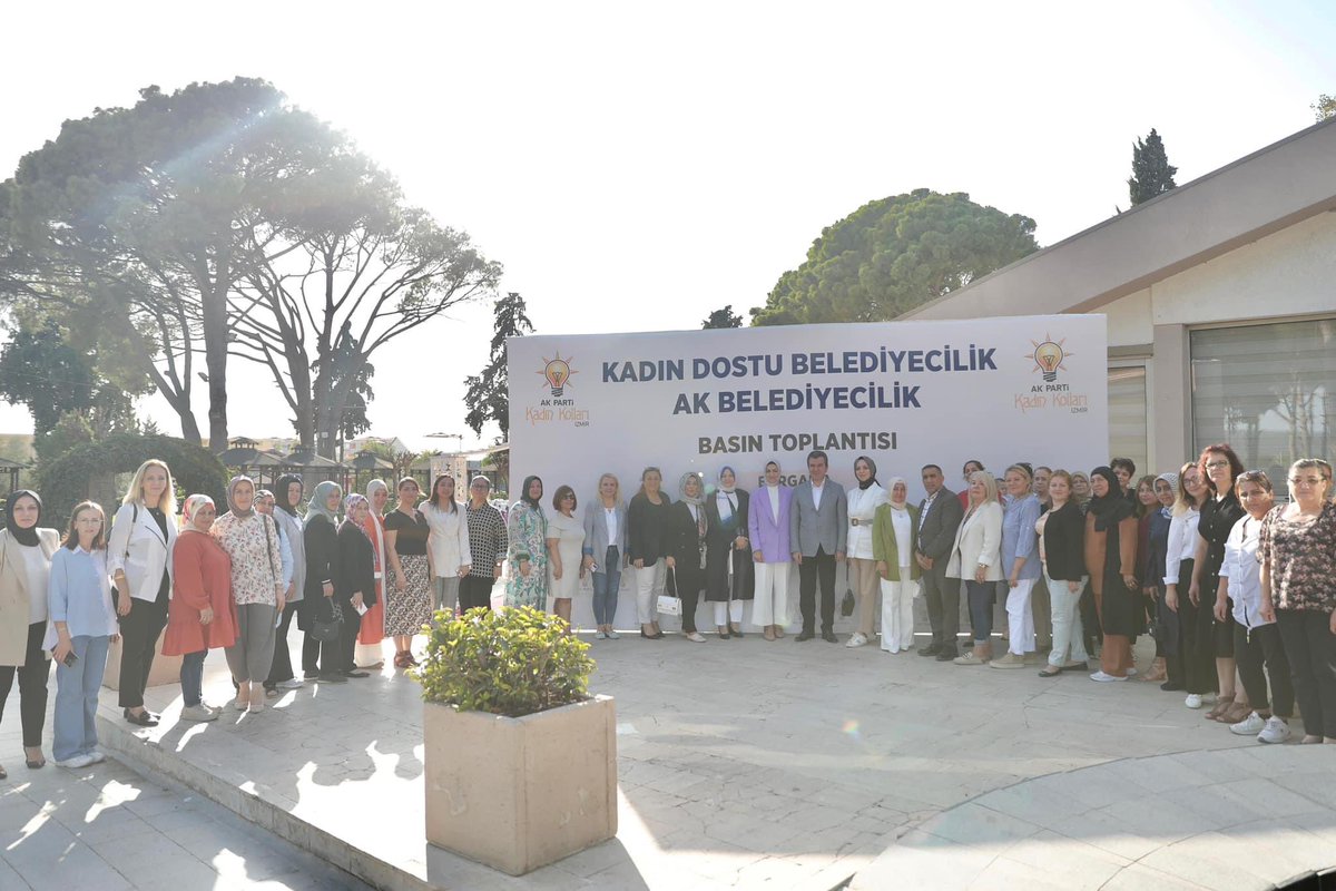 “Kadın Dostu Belediyecilik AK Belediyecilik” Basın Toplantısı Programlarımızın ilkini Bergama’da gerçekleştirdik. 

AK Belediyeciliğimizin en iyi örneklerinden biri olan Bergama’da 
Sn Başkanımızın kadınlara yönelik yaptığı proje ve hizmetleri İzmirli hemşerilerimizle paylaştık.