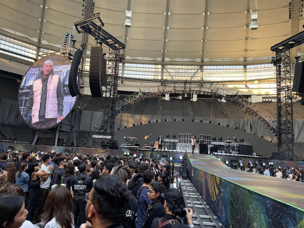 Getting the show started with <a href="/gonz_foreal/">Bobby Gonz</a> 🎤 

#MusicoftheSpheresWorldTour