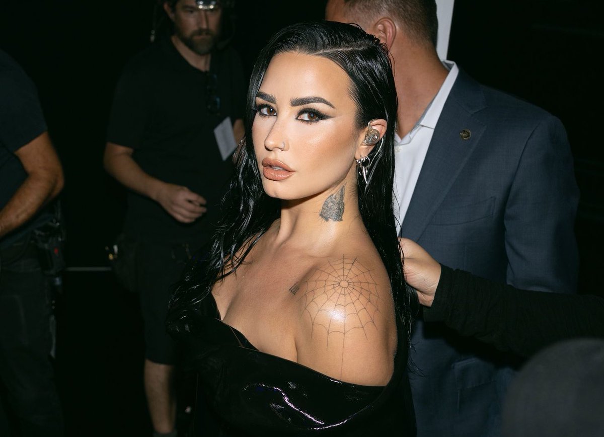 eitherwaydemi's tweet photo. september. https://t.co/rIQ81zUFxl