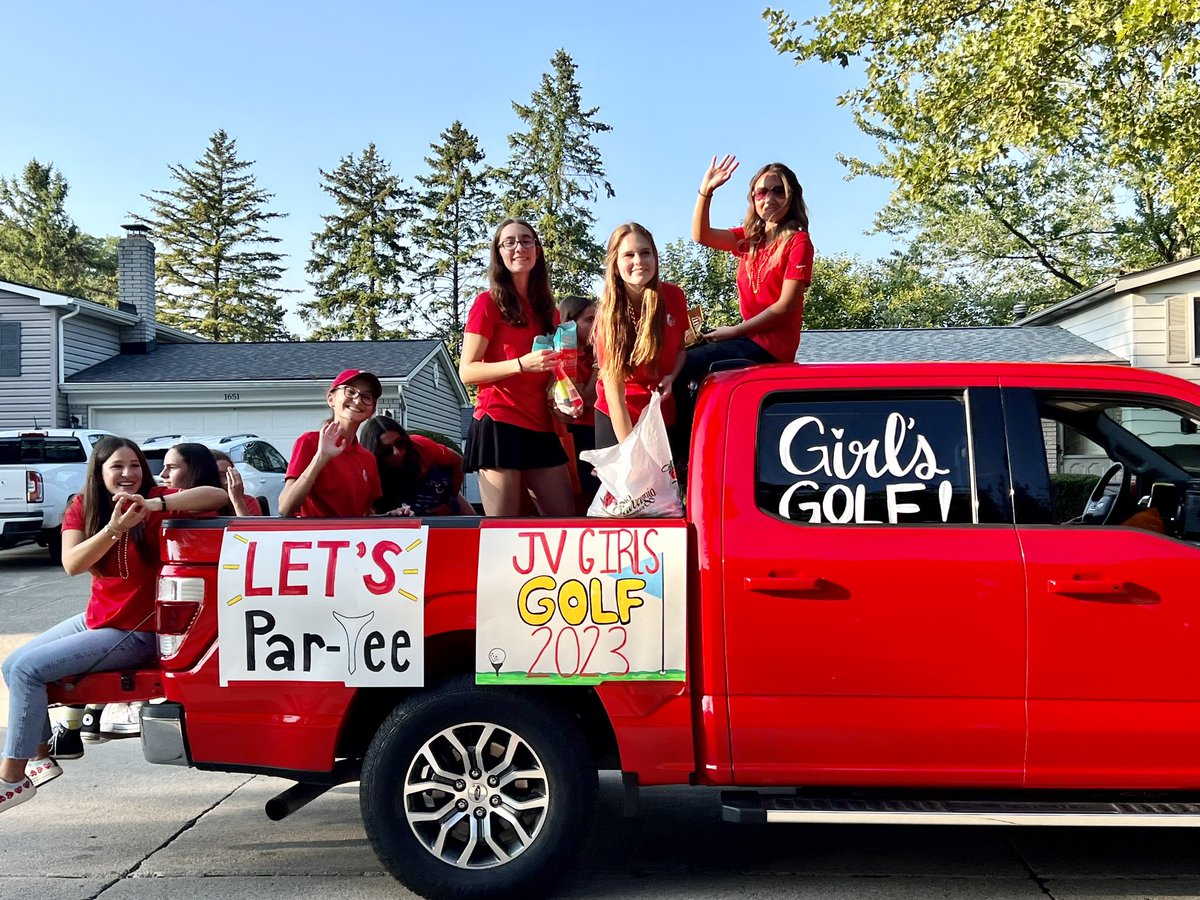 TroyAthensGolf's tweet photo. The Red Hawks Golf teams at the HOCO Parade! ❤️💛❤️💛
#gohawks https://t.co/yBfuoo5L3i