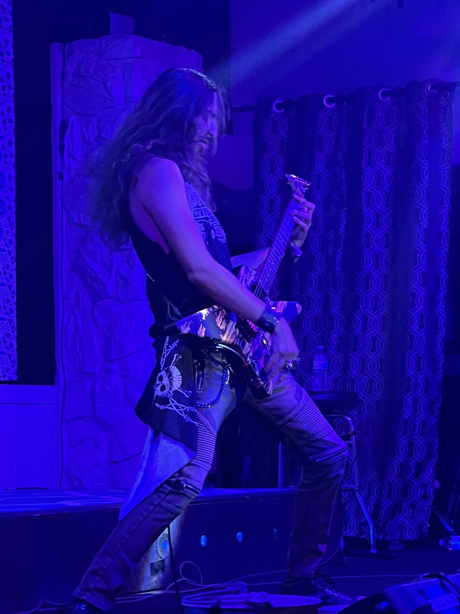 pachyrhizodus's tweet image. Super happy my friends ⁦@abbykrocks⁩ ⁦@theshreddite⁩ were able to play our young rocker’s benefit show in Texas last Saturday. This band won over a lot of the room, including my youngest daughter &amp;amp; the crew she had with her. Fun, bright, energetic. Ya gotta love ‘em!
