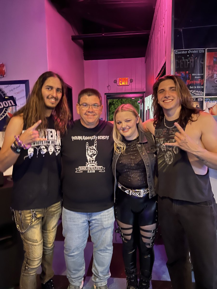 pachyrhizodus's tweet image. Super happy my friends ⁦@abbykrocks⁩ ⁦@theshreddite⁩ were able to play our young rocker’s benefit show in Texas last Saturday. This band won over a lot of the room, including my youngest daughter &amp;amp; the crew she had with her. Fun, bright, energetic. Ya gotta love ‘em!