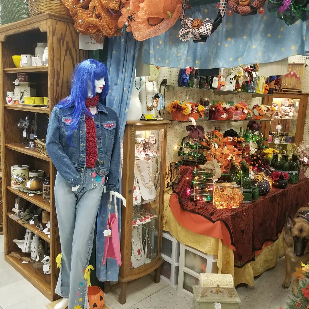 Stylechild1978's tweet image. Halloween and Fall have come to Claire's Unique Creations at the Paradise Valley Antique Mall at 3355 Russell Rd, LV, NV, 89121