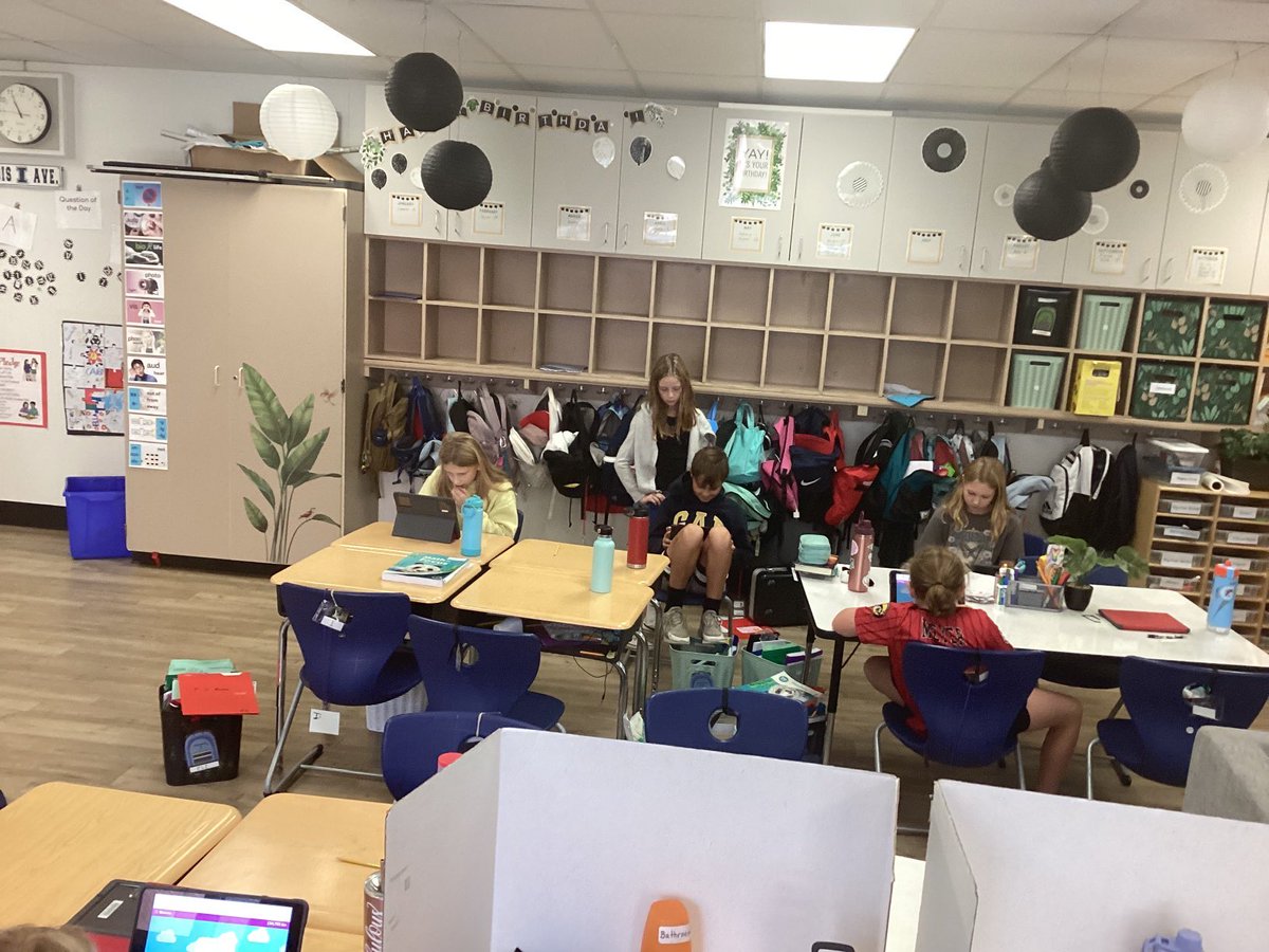 TinaReckampBMS's tweet photo. Reckamp’s Fun Friday tradition continues @HoughStreet220 #BSD220 https://t.co/Z1fh4HnTiH