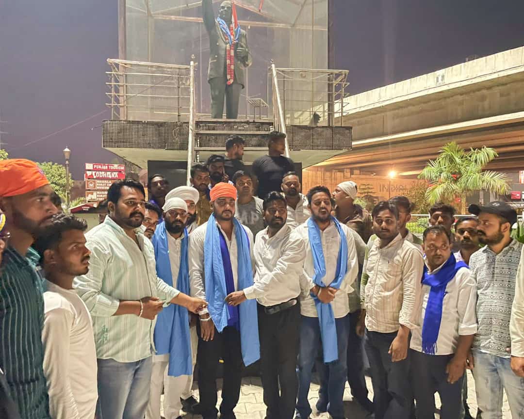 ADV_RAHUL_PUHAL's tweet photo. 💐 राष्ट्रीय द्रविड़ सुरक्षा संघ पंजाब की ओर से भाई मनजीत सिंह नोटियाल जी(राष्ट्रीय अध्यक्ष भीम आर्मी)व उनके साथियों का लुधियाना पहुंचने पर बाबा साहेब डॉ भीमराव अम्बेडकर जी की तस्वीर सम्मान स्वरूप भेंट कर स्वागत किया गया 💐 https://t.co/jTwuQyQWB9