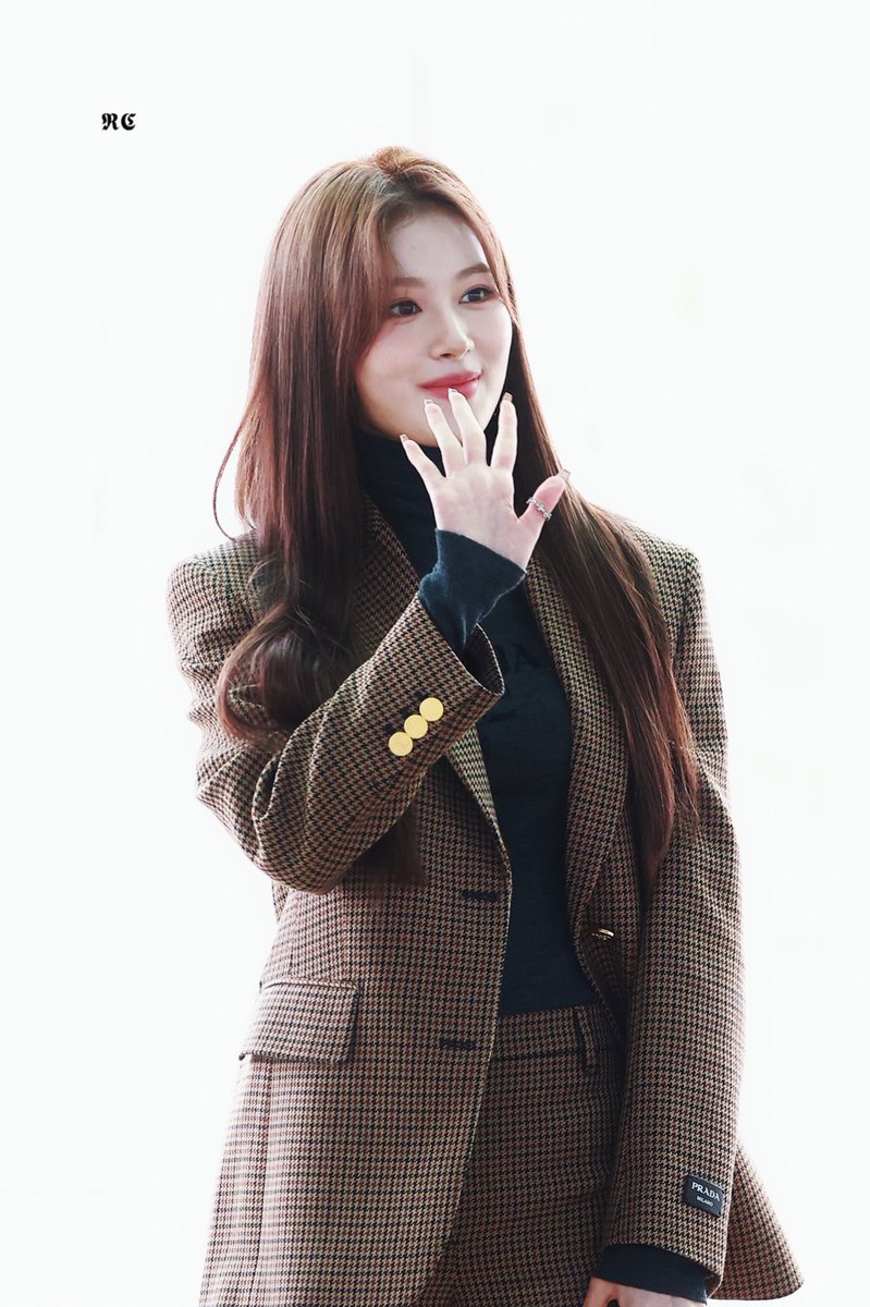 sana_redcarpet's tweet photo. 230919 ICN
#트와이스 #TWICE #사나 #SANA #サナ https://t.co/FYWxKOUlZ2