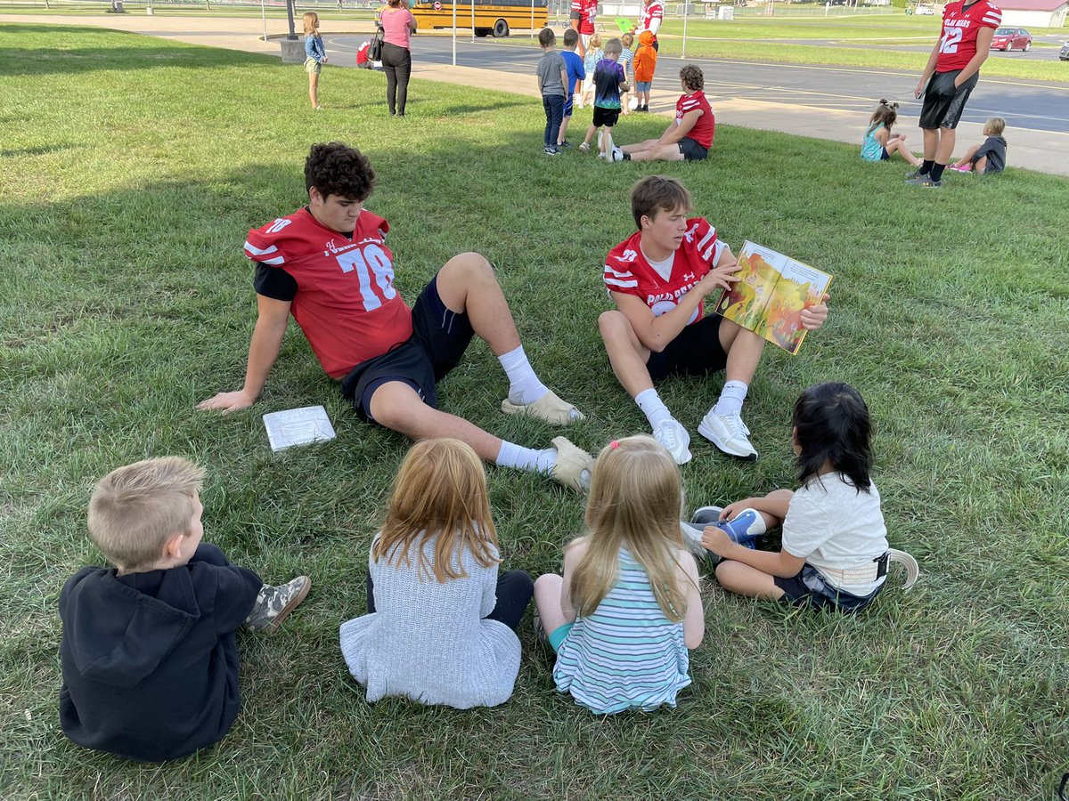 Thank you <a href="/HortonvilleFB/">Hortonville Football</a> for coming out to HES to read to our kindergartners!  #rollbears