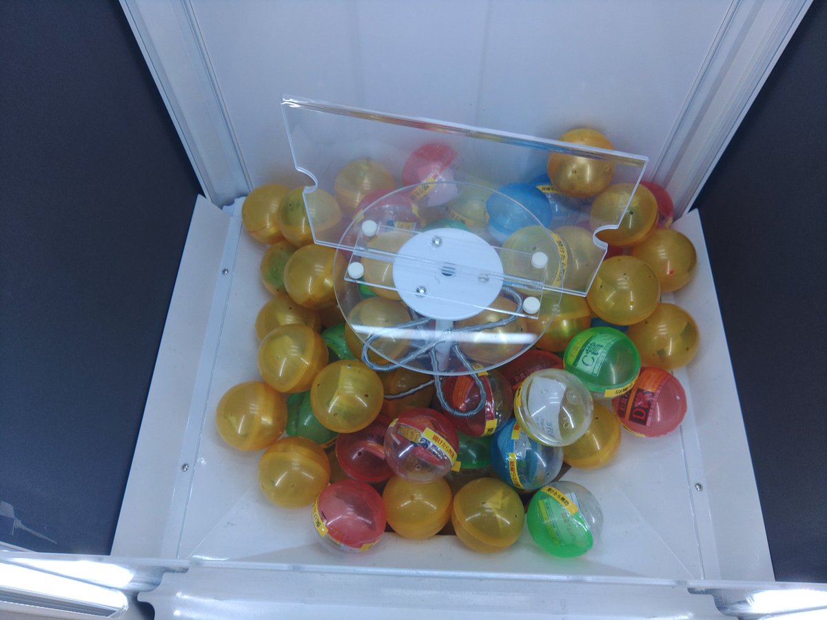 md_kuma_fish's tweet photo. 釣具1000ガチャ
残り景品、残りカプセルは
こんな感じです。
ハズレ50個抜きっぱなし！
あと、本日も良い釣具
買取りました。
ありがとうございました。
随時品だししていきます。
宜しくお願いいたします。
#18アドレナ #266L https://t.co/n0miLnkWUG