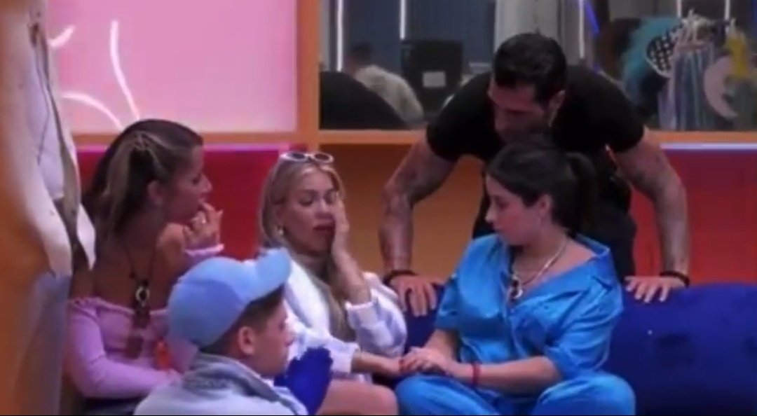 Xinita821's tweet image. Luitingo, representando a los espectadores del 24h, porque... 
¡Todos estamos hartos! Los Súper, los Pokémon, las paredes, los espejos... 
Cansina y peliculera, no soporta dejar de tener la atención del resto de la casa, ella siempre más. 
#GHVIP22S 
#GHVIP23S