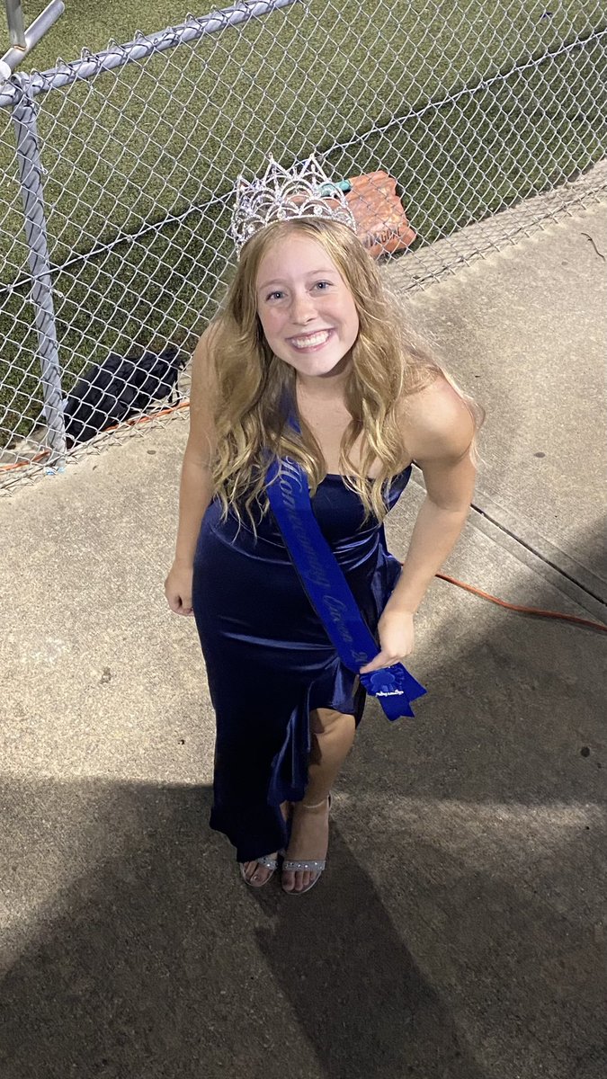 So excited for diver, <a href="/gabbyclink/">Gabby Clinkinbeard</a> Homecoming Queen!! 👑💙