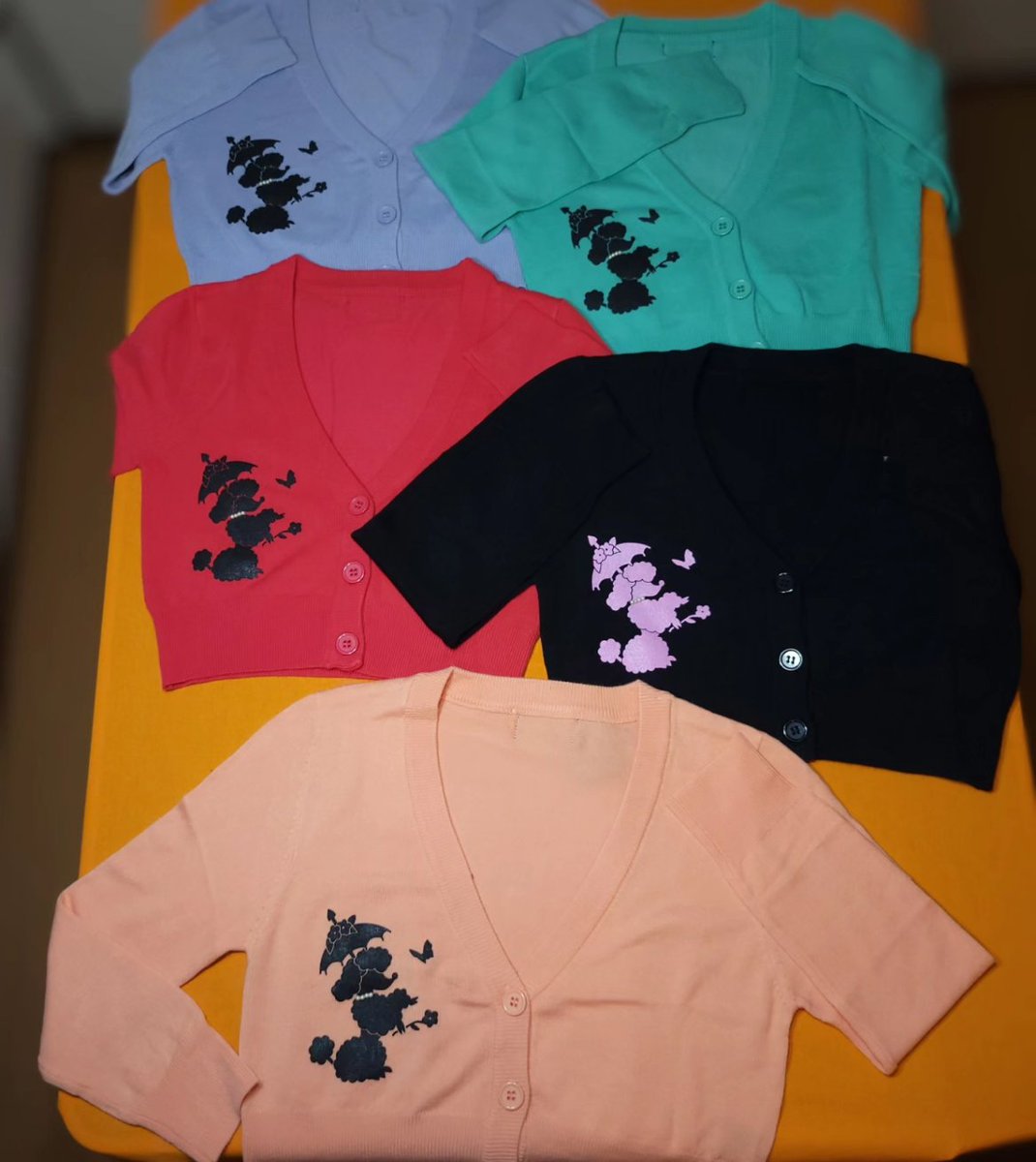 Autumn&amp;Winter collection

定番のカーディガンが、プードルで登場

50sスタイルには欠かせない、ショート丈カーディガン

ストレッチが効いていて、どんな動きにもマッチング

ちょっと羽織れば、お気に入りノースリーブでも、まだまだ着回せちゃいますね

サイズはS～XL
お色も6種類
揃っております