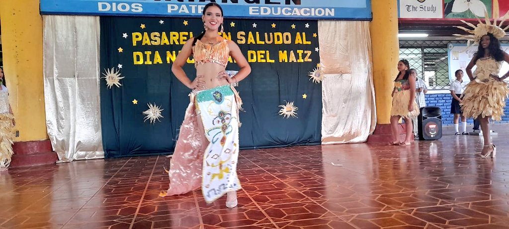 Estudiantes del municipio de #Diriá participan en pasarela de trajes a base de derivados de maíz, en celebración al día nacional del Maíz, con el objetivo de promover nuestras costumbres y tradiciones. #AmoraNicaragua #PatriaBenditayLibre