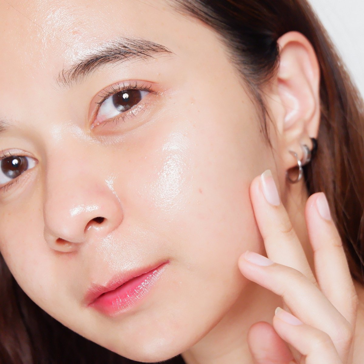 memayerr's tweet image. ไปกันต่อกับ #AXISY 🧶 น้องเขียวคู่ใจช่วงเป็นสิวตอนนี้จริงนะ ตัวเซรั่มขวดจิ๋ว Spot Treatment ใช้ทาเฉพาะจุด จุดไหนอักเสบ ทาโล้ด ยุบไวแน่นอน   ใช้คู่กับตัว Glow Serum ช่วยลดรอย ลดฝ้าแดดปรับสีผิวให้กระจ่างขึ้น มี Niacinamide5% ให้ปิวชุ่มชื้นดูโกลว์แบบธรรมชาติมากๆ แนะนำเลยค่ะ ต้องมี !