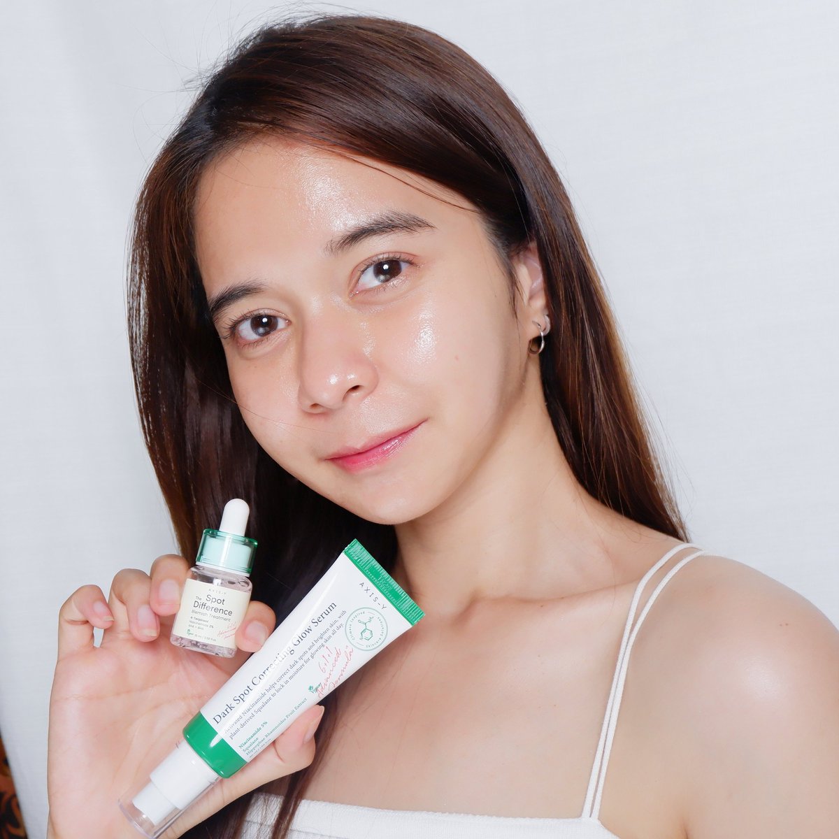 memayerr's tweet image. ไปกันต่อกับ #AXISY 🧶 น้องเขียวคู่ใจช่วงเป็นสิวตอนนี้จริงนะ ตัวเซรั่มขวดจิ๋ว Spot Treatment ใช้ทาเฉพาะจุด จุดไหนอักเสบ ทาโล้ด ยุบไวแน่นอน   ใช้คู่กับตัว Glow Serum ช่วยลดรอย ลดฝ้าแดดปรับสีผิวให้กระจ่างขึ้น มี Niacinamide5% ให้ปิวชุ่มชื้นดูโกลว์แบบธรรมชาติมากๆ แนะนำเลยค่ะ ต้องมี !