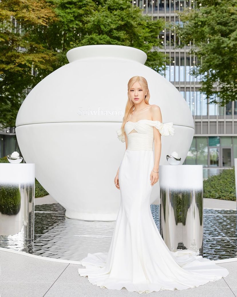 BBU_USA's tweet photo. .@SulwhasooKR update with @BLACKPINK’s #ROSÉ
“Beautiful moments with Sulwhasoo Global Ambassador Rosé joining our event celebrating the launch The Ultimate S Cream.
#SULWHASOOxAPMA
#설화수 #Sulwhasoo #아모레퍼시픽미술관 #AmorepacificMuseumOfArt
@.amorepacificmuseum
@.roses_are_rosie”
“See every moment of Sulwhasoo Global Ambassador @.roses_are_rosie who honored ‘Art and Heritage Night’ celebrating the launch of The Ultimate S Cream with her attendance”
#블랙핑크 #로제 #BLACKPINK