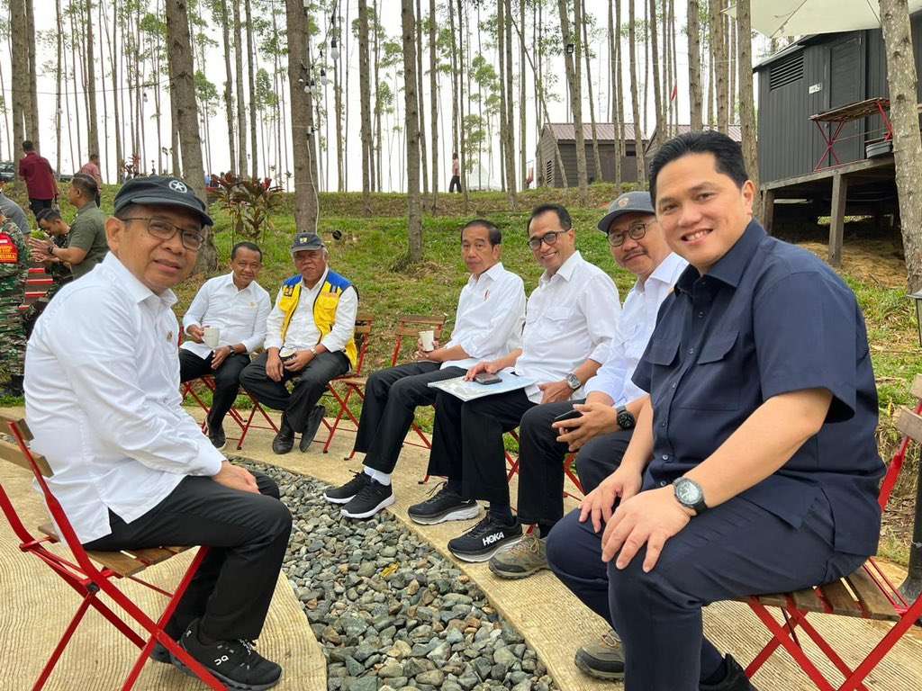 erickthohir's tweet photo. Selamat pagi dari Ibu Kota Nusantara 🇮🇩

Bersama Bapak Presiden dan rekan-rekan menteri, kami berdiskusi mengenai kelanjutan pembangunan ibu kota sambil menikmati segarnya udara.

Jangan lupa sarapan, dan selamat berakhir pekan. https://t.co/RwnEFRiwfu