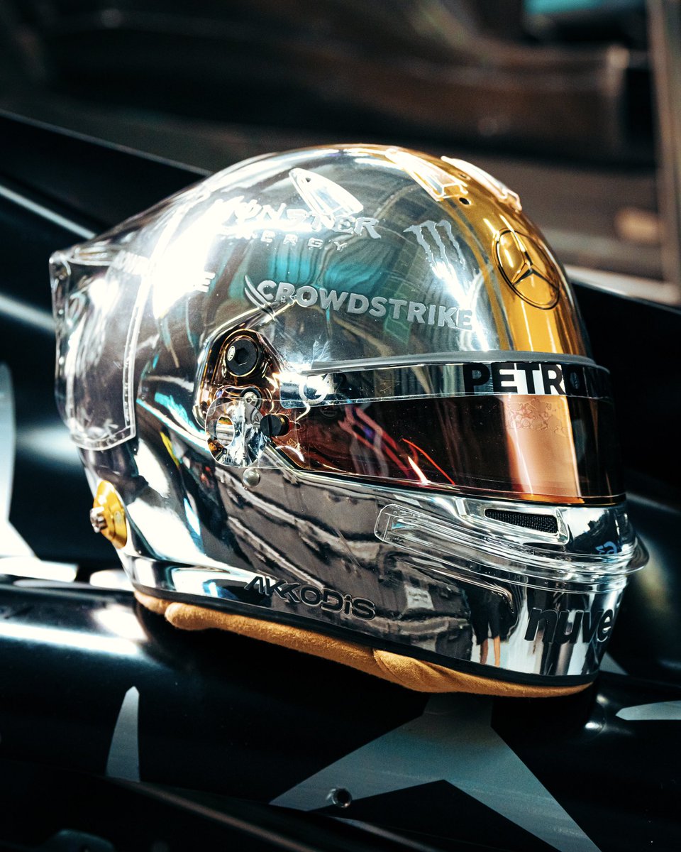 MercedesAMGF1's tweet image. All in chrome. 🤩🤩 @LewisHamilton’s special edition helmet for the #JapaneseGP, by artist Hajime Sorayama.