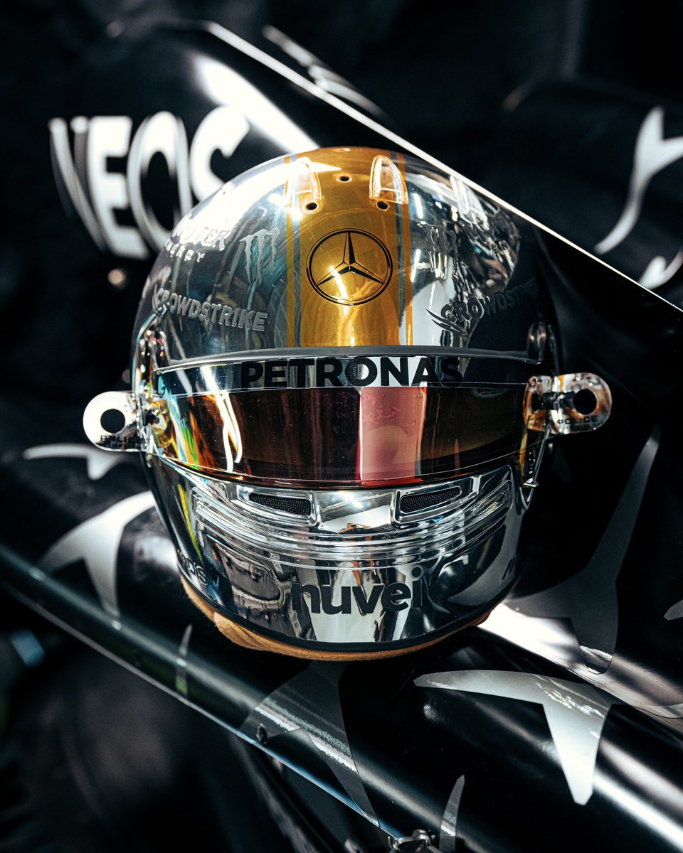 MercedesAMGF1's tweet image. All in chrome. 🤩🤩 @LewisHamilton’s special edition helmet for the #JapaneseGP, by artist Hajime Sorayama.